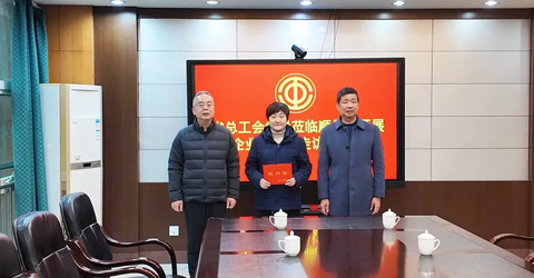 兩名女工患病，省上縣里都來慰問一一虹潤三重保障體系筑就員工幸福家