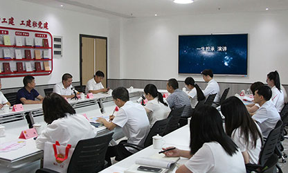 林善平董事長在經(jīng)典書籍閱讀分享會(huì)上作《一生擔(dān)承》演講
